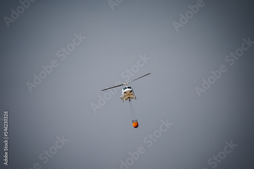 Helicóptero a apagar um fogo florestal photo