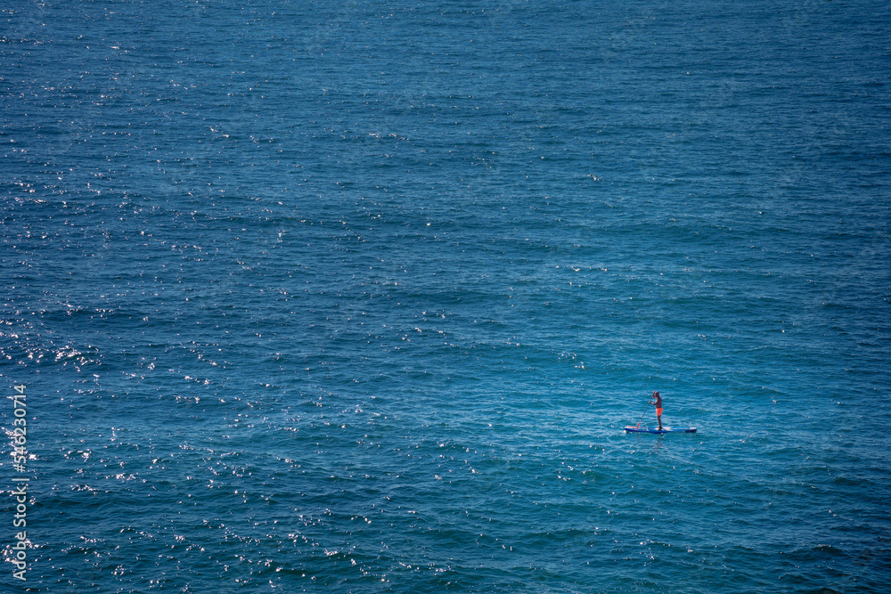 Fotografia de praia com cores de verão com um surfista