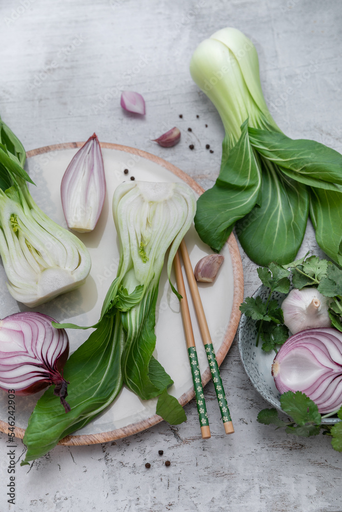Przygotowanie potrawy wegetariańskiej ze świeżą kapustą pak choi i zielonymi warzywami