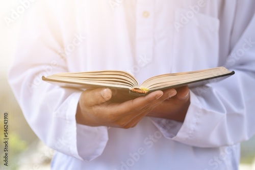 Fotografie Muslim man reading holy quran. islamic concept