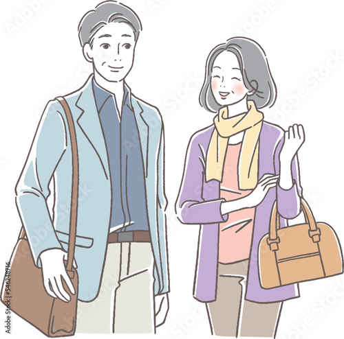 旅行をする笑顔のシニア男女