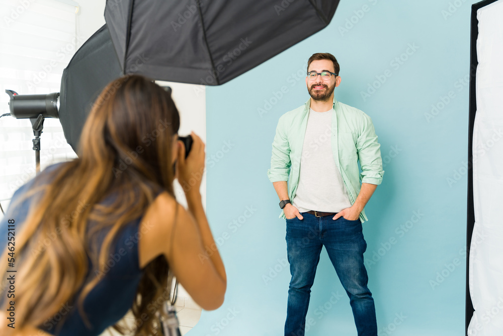 Obraz premium Professional photographer working with a male model