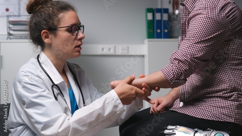 Fotografija Surgeon examine amputated limb of male patient