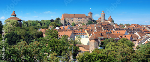 Burg Kaiserburg in Nürnberg mit Altstadt im Sommer	im Panorama photo