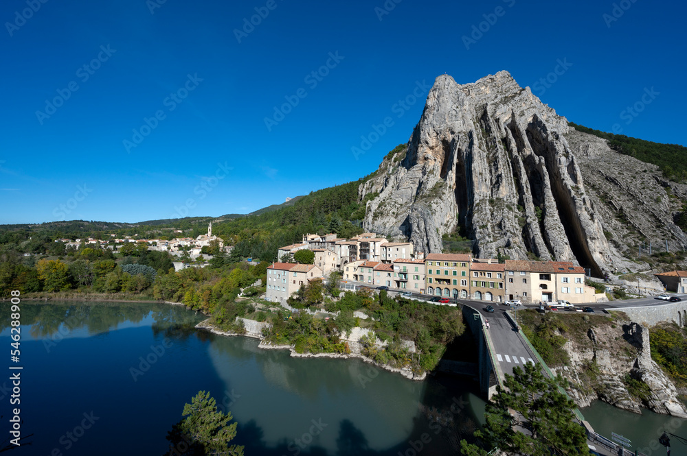Panorama du rocher de la Baume autour de la ville de Sisteron dans le  département des Alpes-de-Haute-Provence en france Photos | Adobe Stock