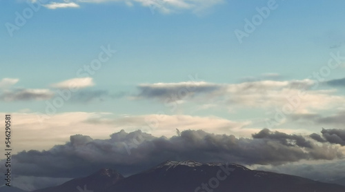 Nuvole grandi sopra le montagne © GjGj