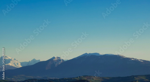 Monti Appennini innevati nel cielo azzuro di una giornata di sole invernale