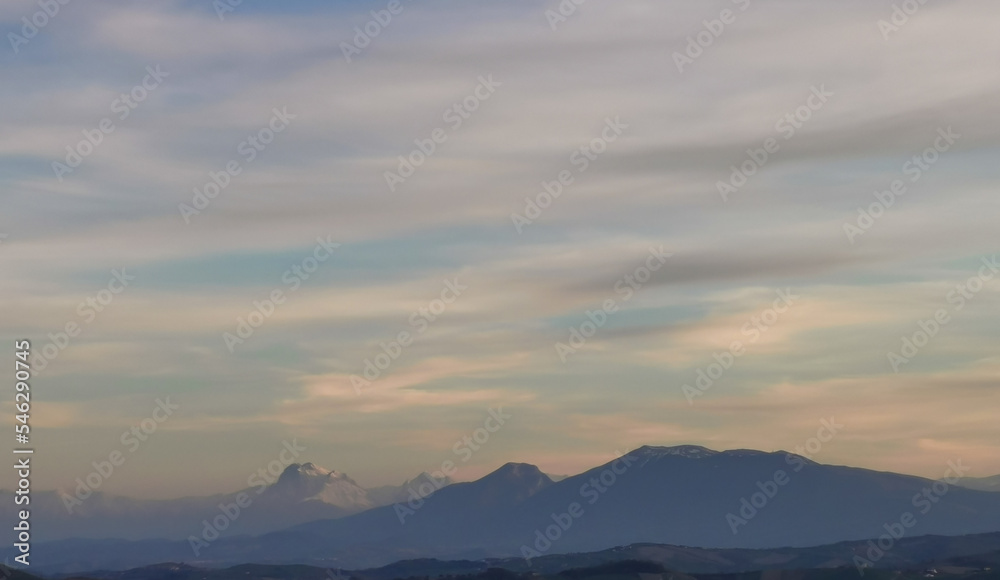 Tramonto rosa azzurro sopra i monti dell’Appennino