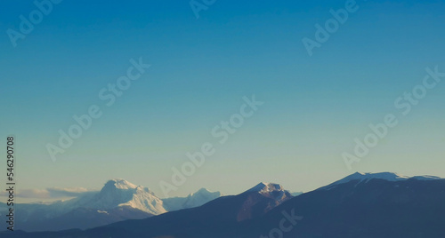 Fototapeta Naklejka Na Ścianę i Meble -  Monti Appennini innevati nel cielo azzuro di una giornata di sole invernale