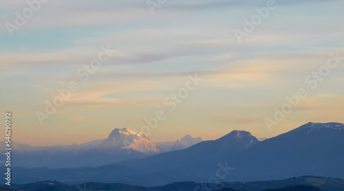 Tramonto rosa azzurro sopra i monti dell’Appennino