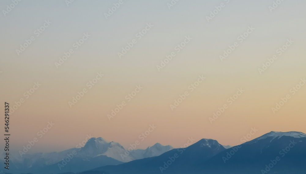 Fototapeta premium Tramonto arancio sopra le montagne degli Appennini