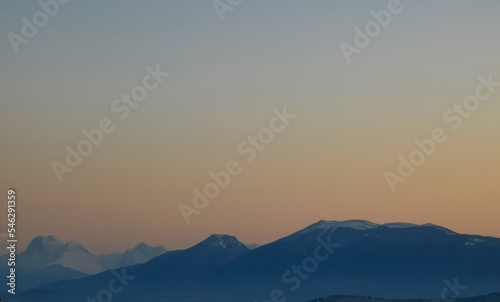 Tramonto arancio sopra le montagne degli Appennini