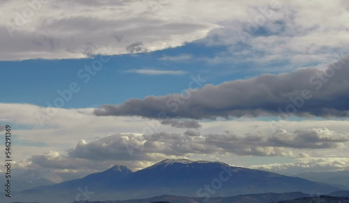 Nuvole bianche sopra i monti Appennini in una giornata di sole invernale © GjGj