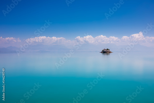 Samotna wyspa na jeziorze