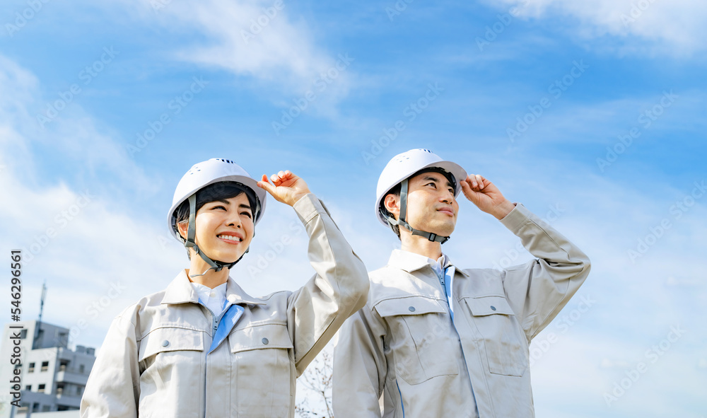 青空を見上げるエンジニア 作業員 建設 産業 青空を見上げるエンジニア 作業員 建設 産業