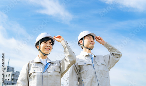 Naklejka 青空を見上げるエンジニア 作業員 建設 産業