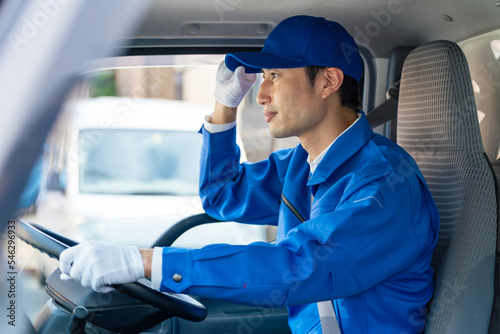 トラックを運転するデリバリースタッフ　セールスドライバー photo