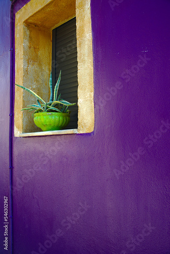 mediterrane, farbenfrohe Hauswand