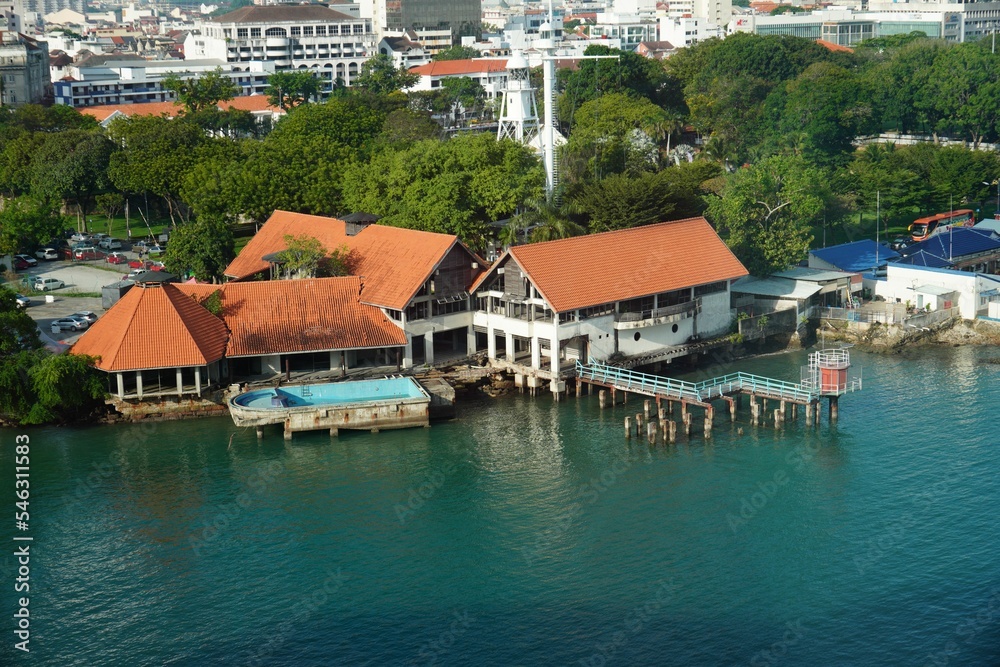 Obraz premium A photo of houses along the shore
