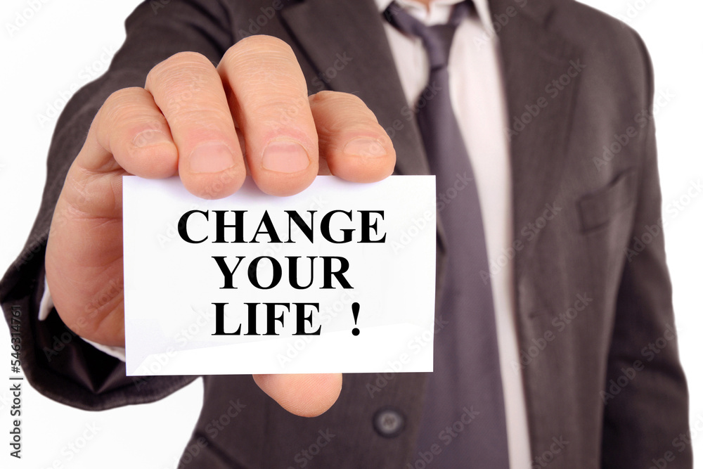 Homme tenant une carte sur laquelle est écrit changez de vie Homme tenant une carte sur laquelle est écrit changez de vie
