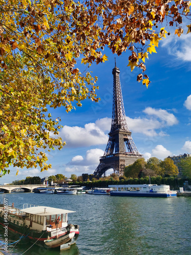 Tour Eiffel (Eiffel Tower) autumn view of paris, France