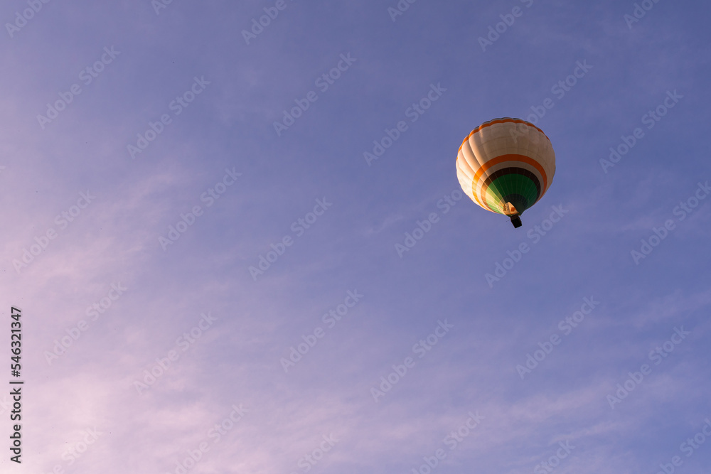 mongolfiera durante una giornata autunnale sulle langhe