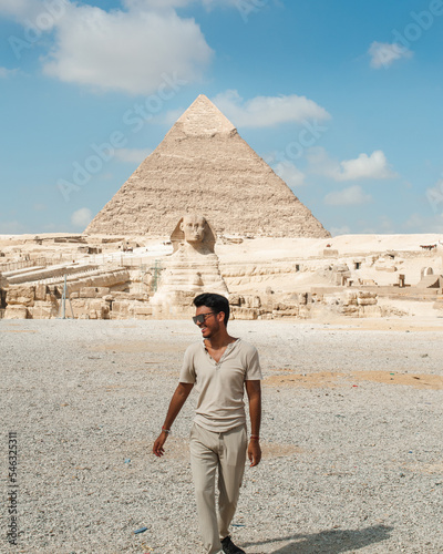 Canvas Print Man in the Giza Pyramids in Egypt