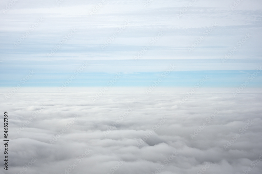 Fototapeta premium Ein Panorama Bild von einem Wolkenteppich, bei dem man bis zum Horizont sehen kann