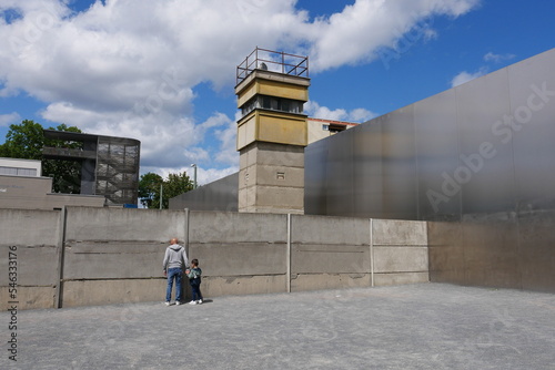 Wachturm an der Berliner Mauer in der Gedenkstätte Bernauer Straße Berlin