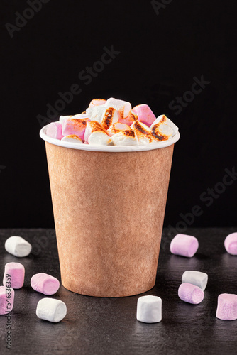 Obraz na płótnie Paper cup with hot drink with marshmallows on dark background. w salonie