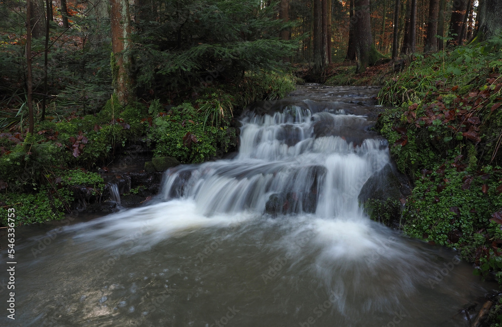 Obraz premium Kleiner Wasserfall im Naturpark Schwäbisch-Fränkischer Wald