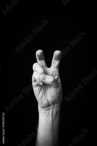 Hand demonstrating the Arabic sign language letter 'ة' or 'T'