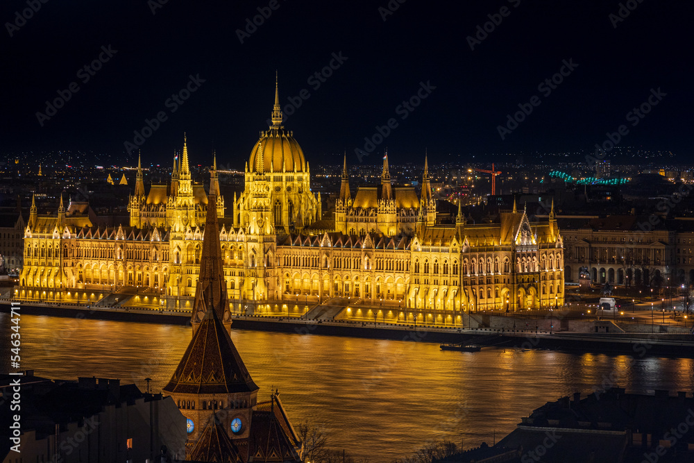 Obraz premium Illuminated Hungarian Parliament Building and Szilágyi Dezső Square Reformed Church. Budapest, Hungary, Eastern Europe.