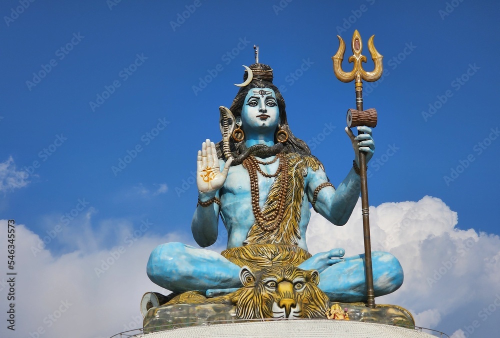 Fototapeta premium Beautiful shot of a statue of lord shiva, pumdikot in pokhara nepal