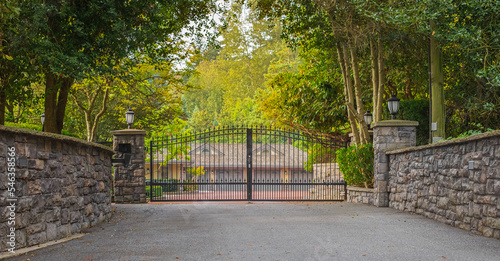Fotografia Iron front gate of a luxury home