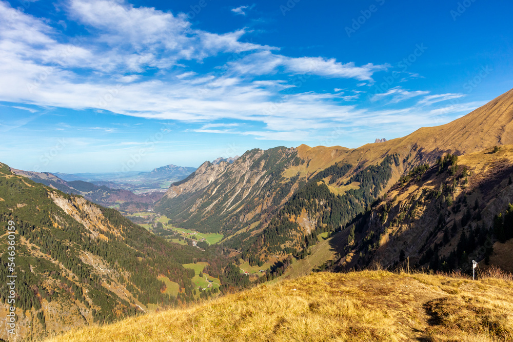 Kleine Herbstwanderung durch die schöne Landschaft im Allgäu bei Oberstdorf - Bayern - Deutschland