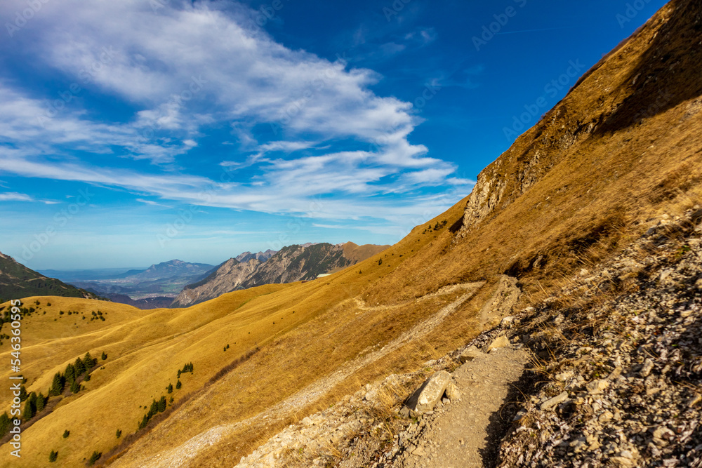 Kleine Herbstwanderung durch die schöne Landschaft im Allgäu bei Oberstdorf - Bayern - Deutschland