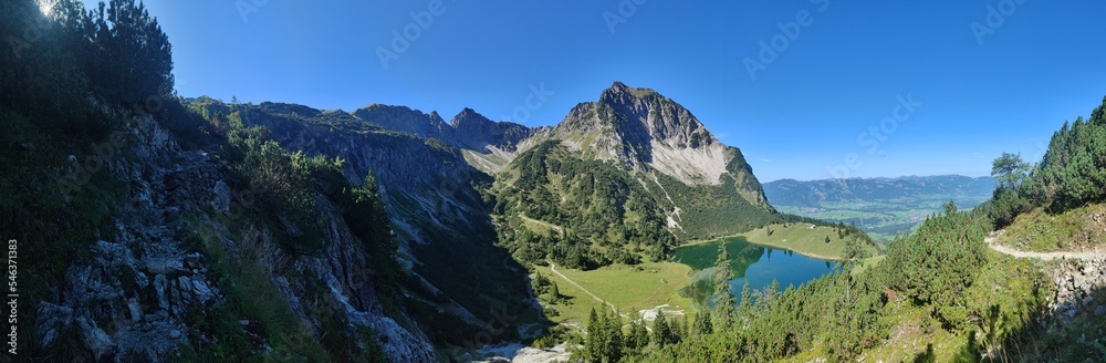 Alpensee vor Berggipfel