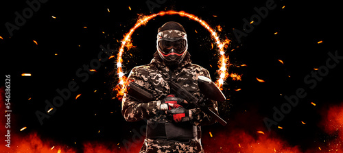 Cuadro en lienzo Paintball player man