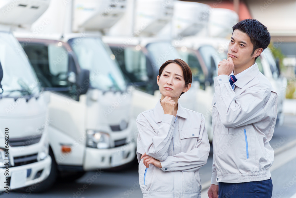 Obraz premium トラックの前で考える作業員