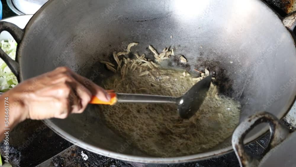 Cooking proccess of Fried anchovy. Cooking anchovy in a pan Stock ビデオ