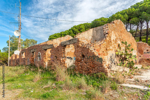 Ruderi di sruttura militare abbandonata della Seconda Guerra Mondiale, alloggi nel fortino di Reggio Calabria