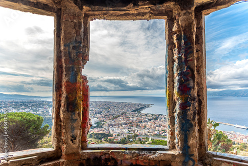 Panorama di Reggio Calabria visto attraverso finestre di casa abbandonata