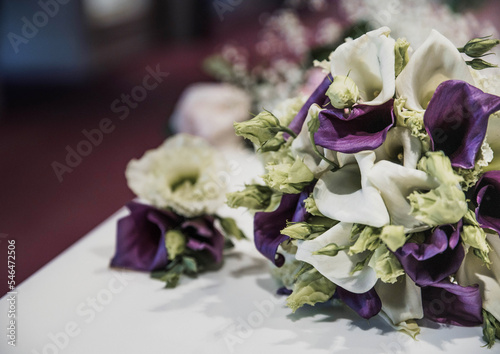 wedding bouquet and boutonniere. wedding bouquet with purple callas. white and purple callas on the table. wedding decor with callas