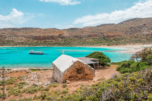 Obraz na płótnie Balos lagoon, crete island, greece: boat cruise to the white sandy beach and turquoise blue water at the main tourist destination near chania w salonie