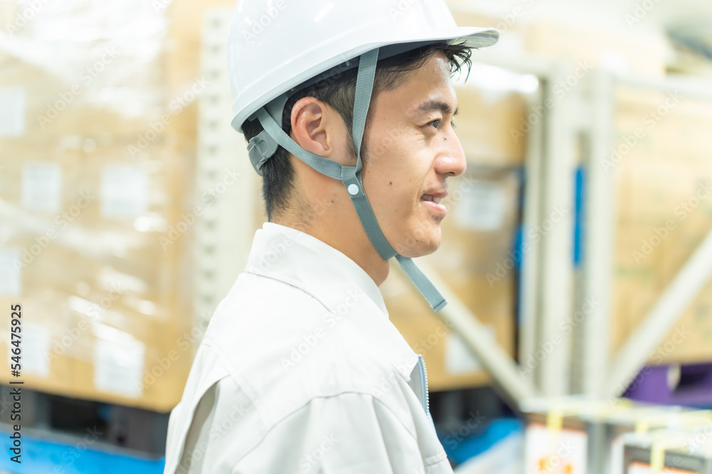 フォークリフトに乗る日本人男性