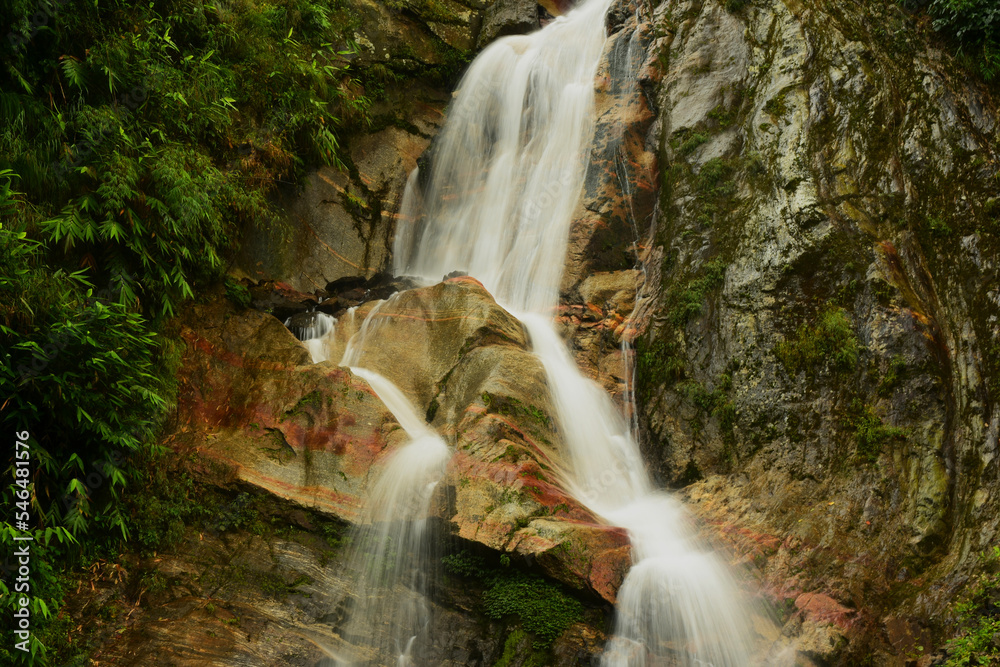 Obraz premium A busy waterfall in the forest