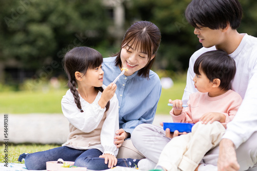 公園でお弁当を食べる家族 photo