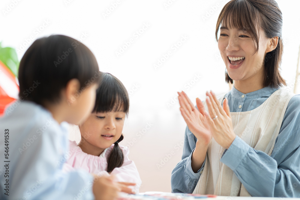 英語の勉強をする園児 英語の勉強をする園児