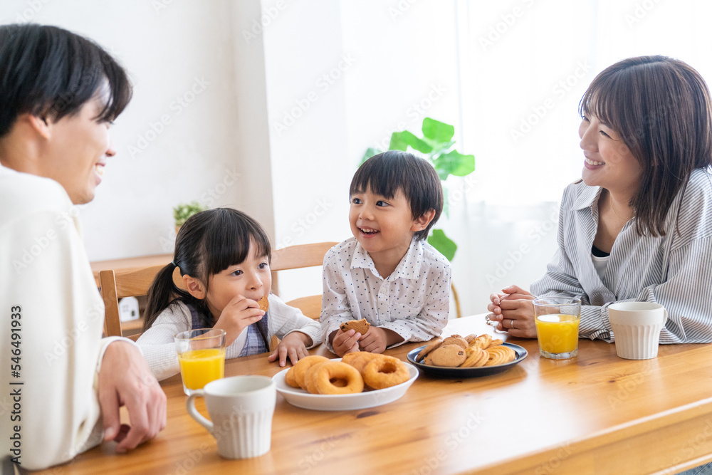テーブルを囲む家族 テーブルを囲む家族